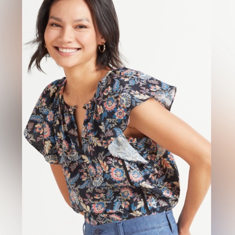 Evereve Floral Ruffle Sleeve Top - Black and Blue